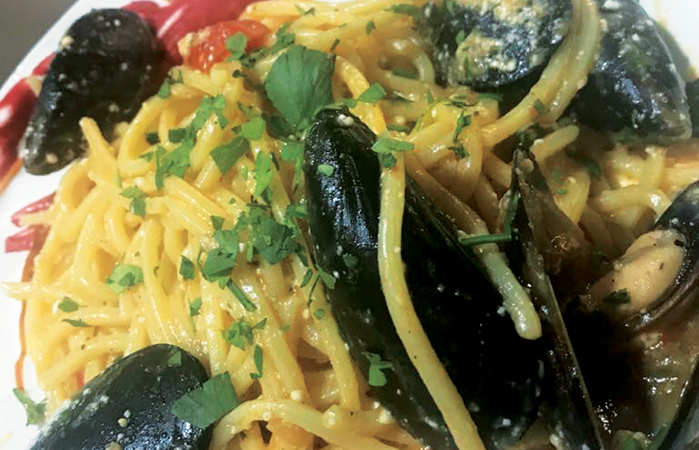 Spaghetti alla chitarra con filetto di datterino, cozze e formaggio caprino