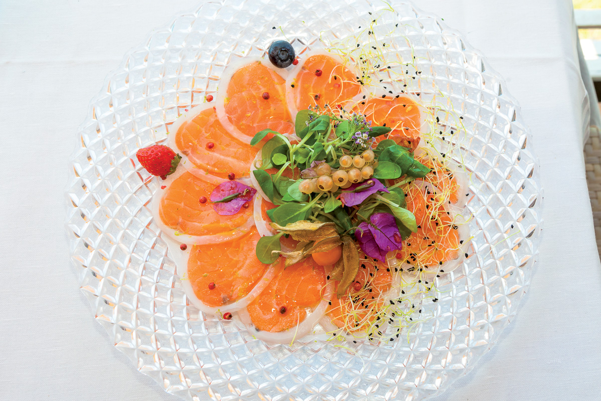 Carpaccio di salmone e calamaro con songino aromatizzato al lime e pepe rosa