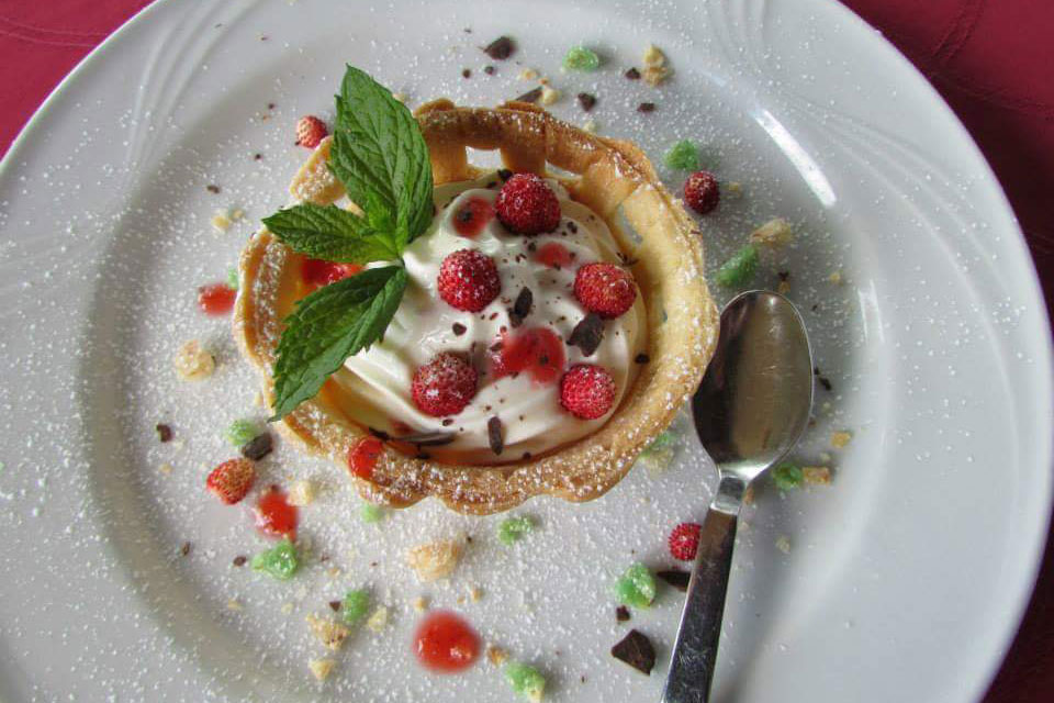 Cestino di fragoline di bosco