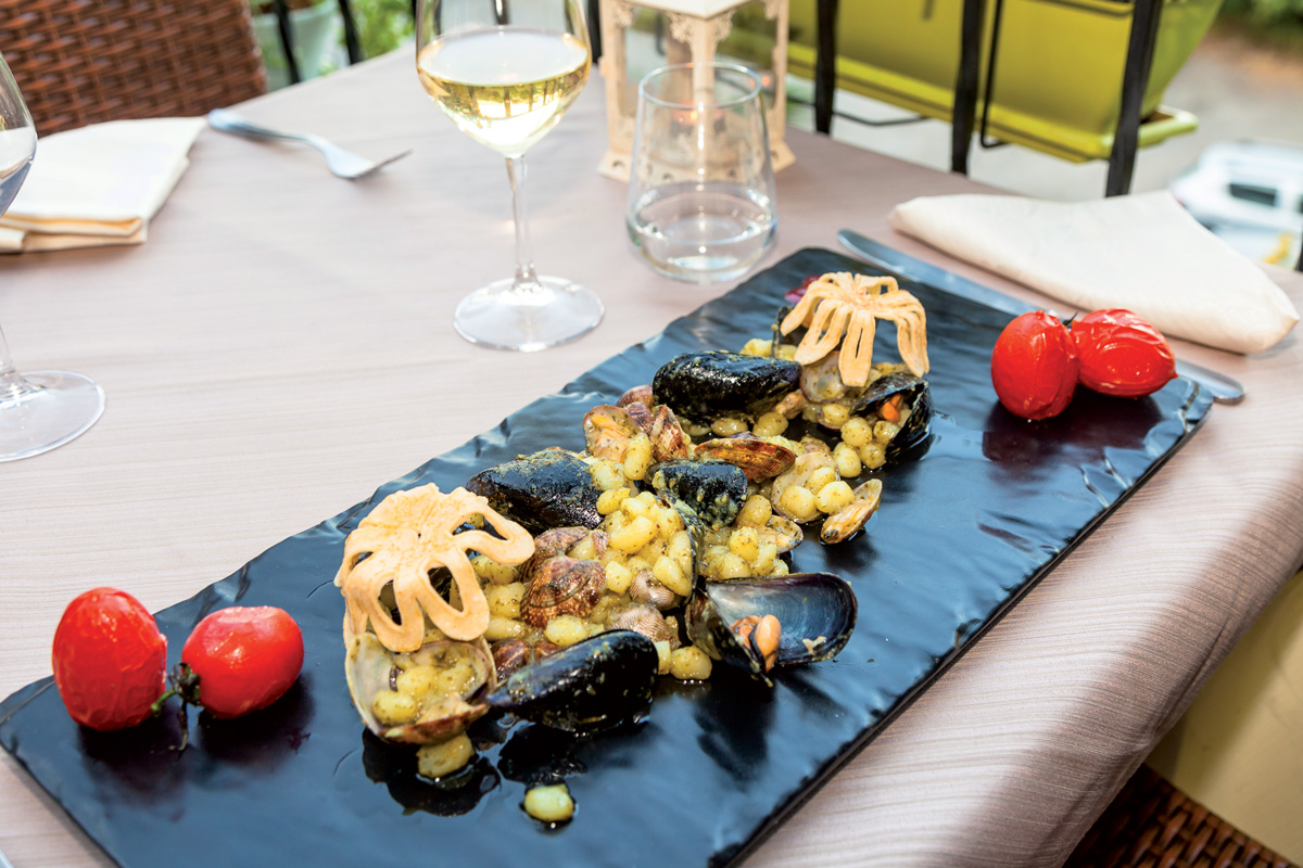 Chicche di patate con pesto e frutti di mare