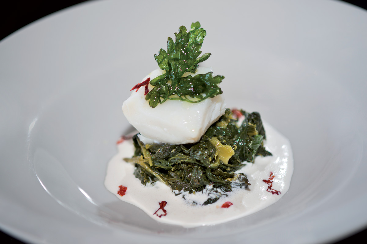 Cuore di baccala’ su riccio di friarielli con fonduta di parmigiano e coriandoli di peperoncino