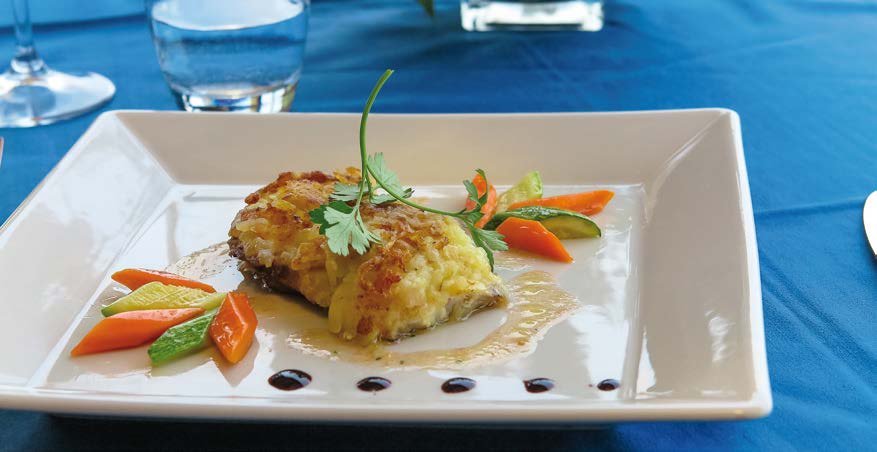 Filetto di ricciola in crosta di patate croccanti e contorno di verdurine