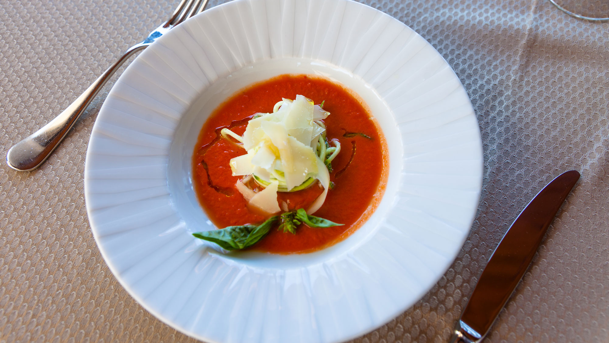Gazpacho di pomodoro e cetrioli con spaghetti di zucchine, basilico e scaglie di Grana