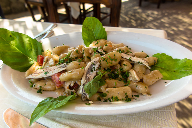 Gnocchi alici e pecorino