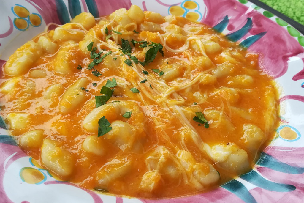 Gnocchi con crema di zucca e provola di Agerola