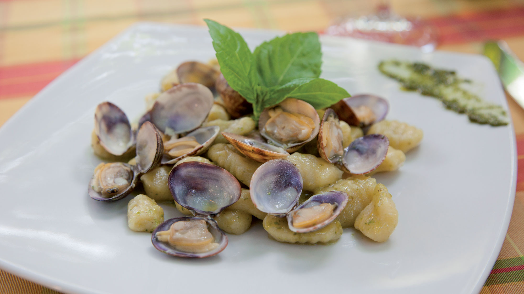 Gnocchi con vongole e pesto