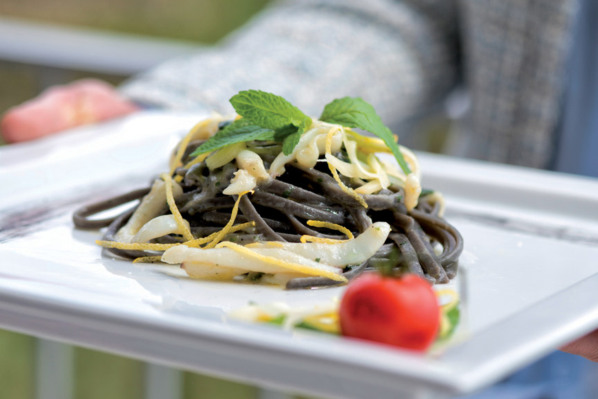 Linguine al nero di seppia, con seppie, scamorza e limone