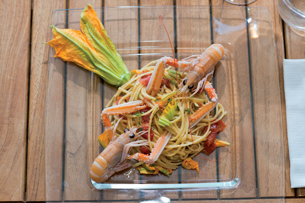 Linguine fiori di zucca e scampi