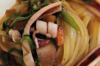 Linguine con totani e peperoncini