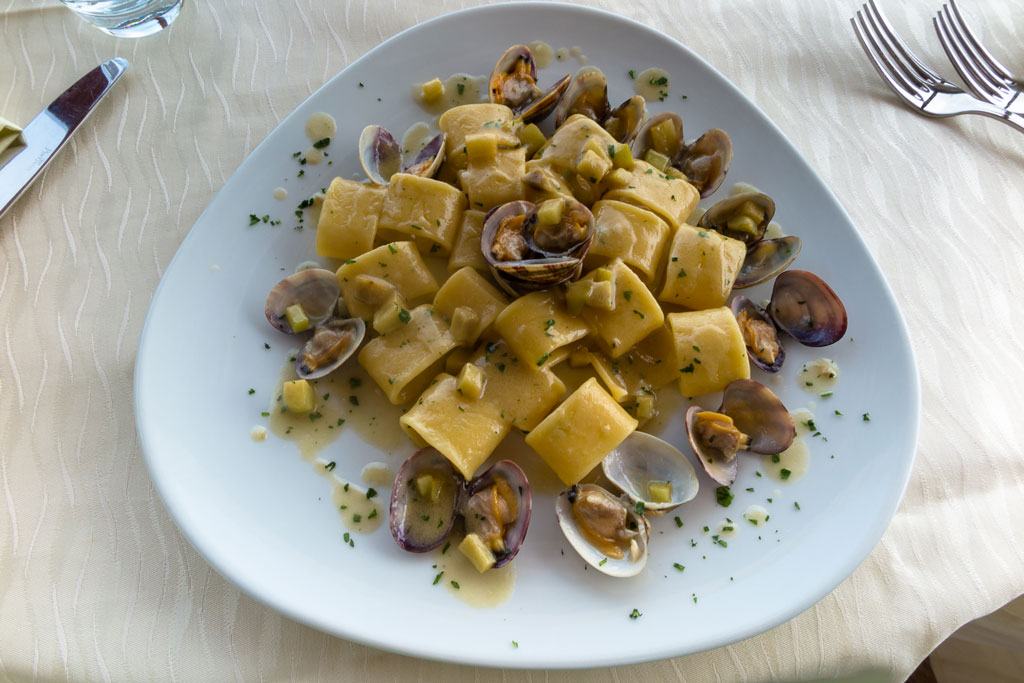 Mezze maniche al pesto di melanzane e vongole