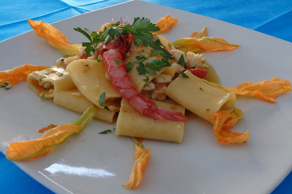 Paccheri con fiori di zucca, gamberi e dentice