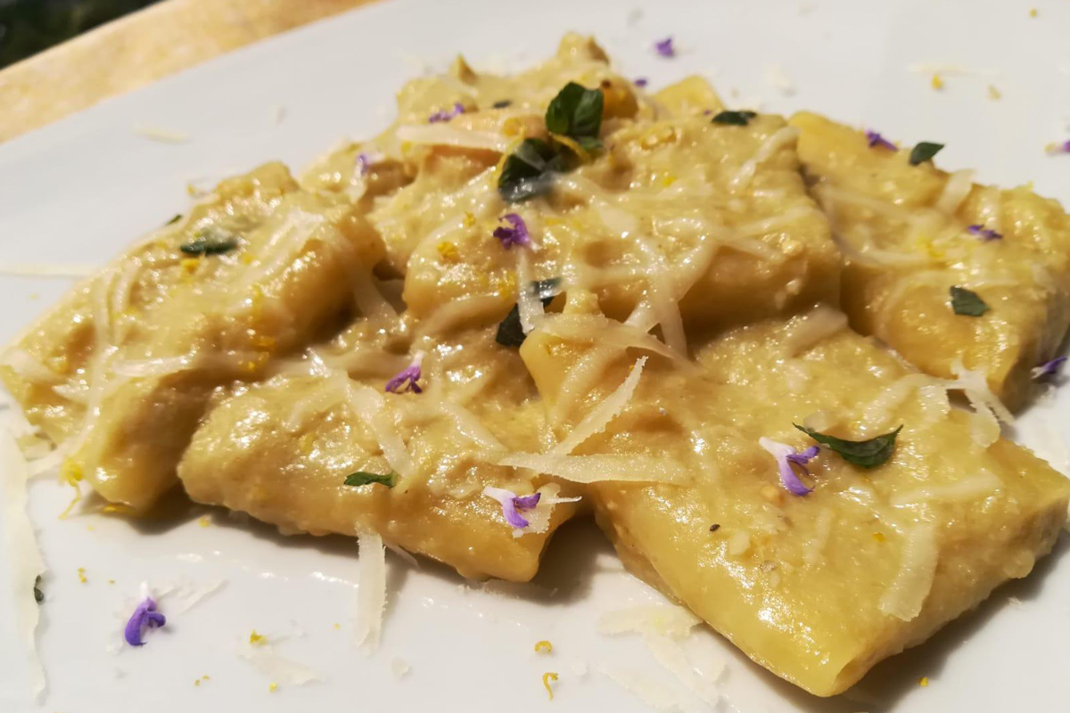 Paccheri con pesto di melanzane e mandorle