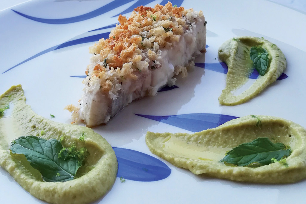 Ricciola con croccante di pane e zucchine alla scapece