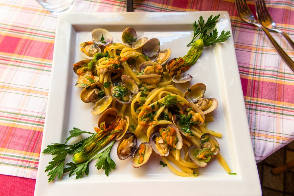 Scialatielli vongole e fiori di zucca