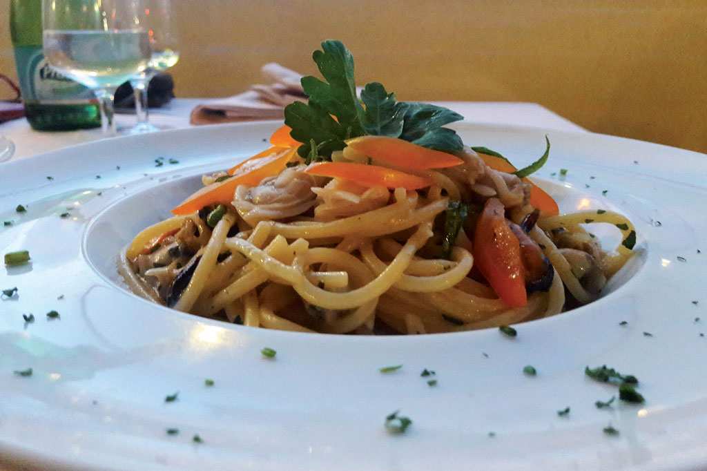 Spaghetti alla chitarra con frutti di mare, pomodorini gialli e peperoncini verdi