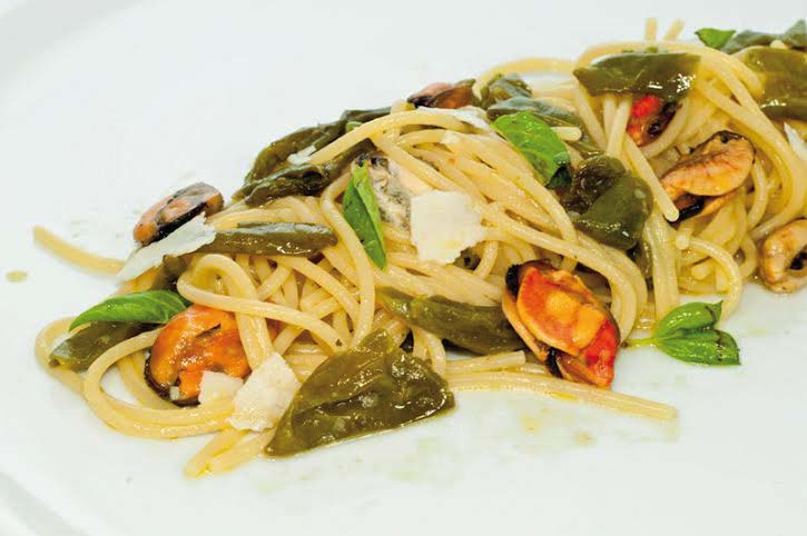 Spaghetti di Gragnano con cozze e pepe