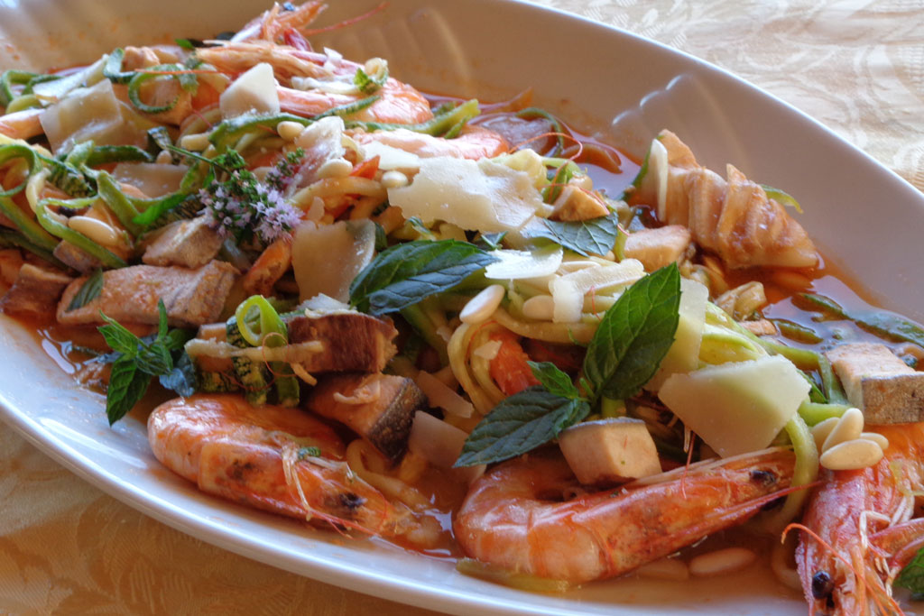 Spaghetto di zucchine con gamberi e spada