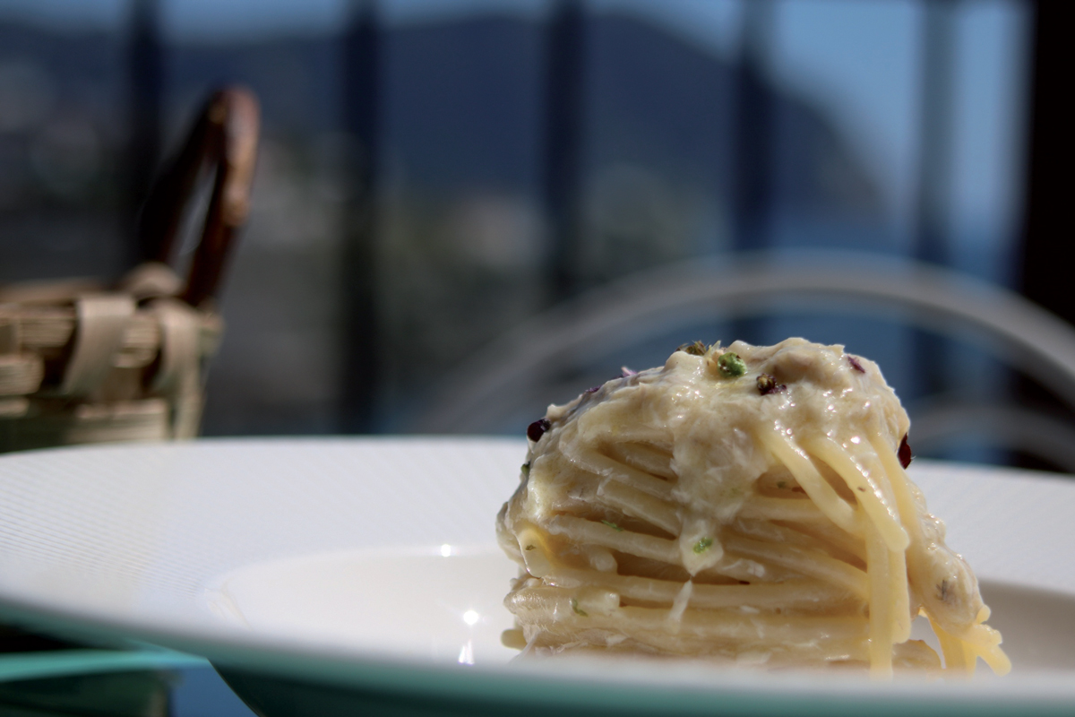 Spaghettone con ricciola, limone e fiori di basilico