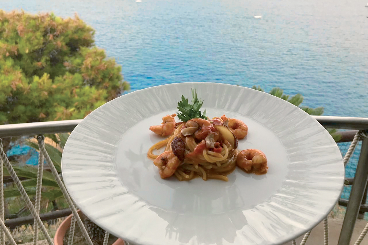 Spaghettoni di gragnano con gamberi e porcini