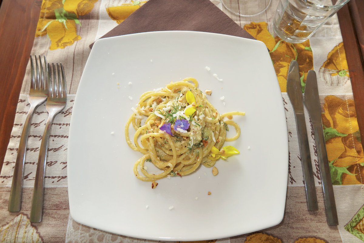 Spaghettoni ricotta, nocciole e finocchietto selvatico