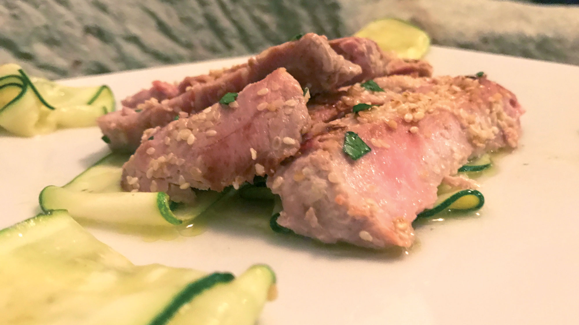 Tagliata di tonno in crosta di sesamo su capaccio di zucchine