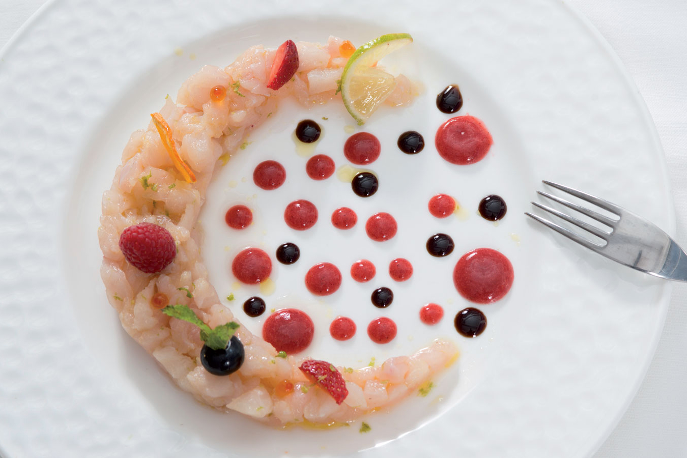Tartara di pesce locale con frutta