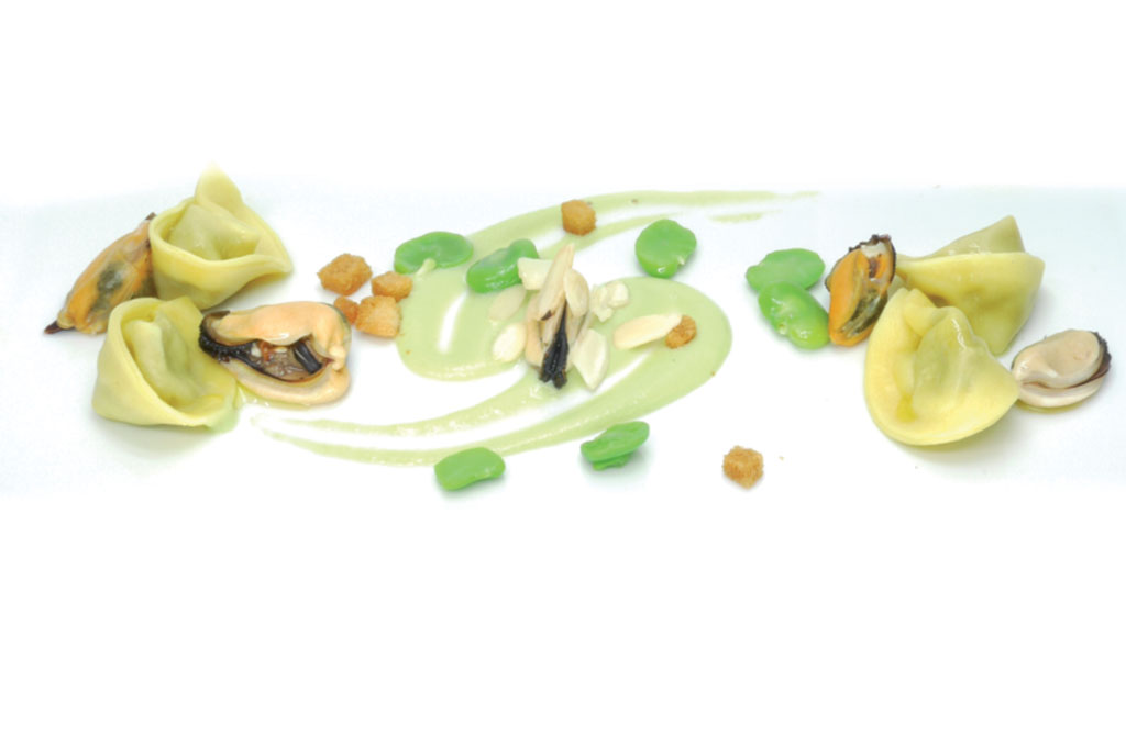 Tortello cozze fave e mandorle