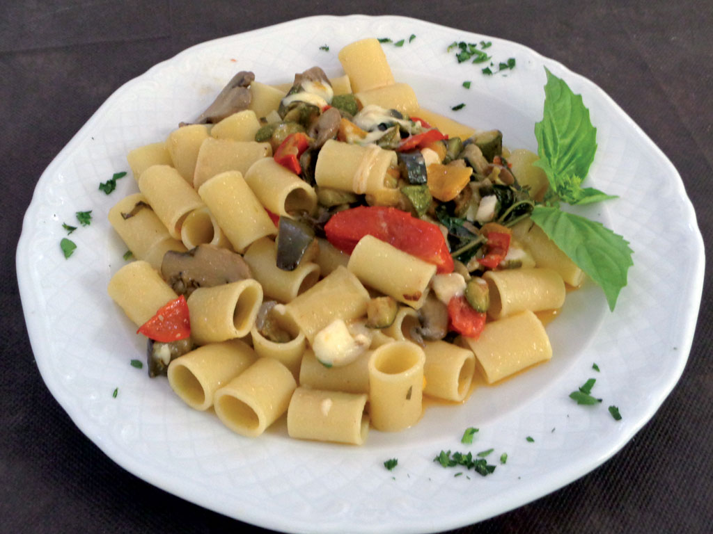Tubettoni all'ortolana con provola